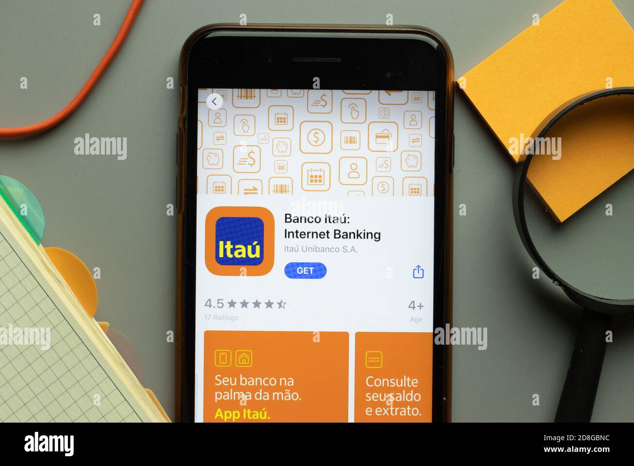 New York, USA - 26. Oktober 2020: Banco Itau Mobile App Logo auf dem Handy-Bildschirm Nahaufnahme, illustrative Editorial Stockfoto
