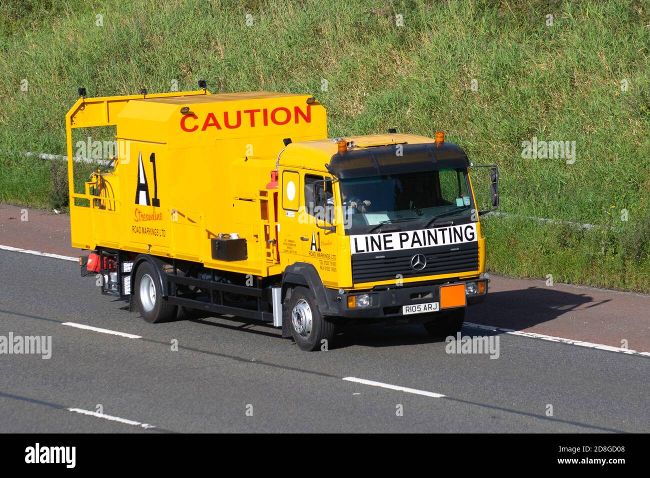 Linienmalerei; LKW-Spedition Lieferwagen, LKW, Transport, LKW, Frachtführer, 1998 Mercedes Benz Fahrzeug, Europäische Autobahn-Wartung Industrie, M61 in Manchester, Großbritannien Stockfoto