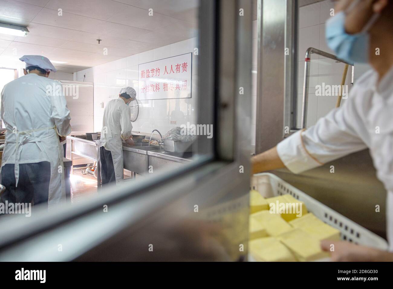 Peking, China. Oktober 2020. Ein Schild, das die Reduzierung von Lebensmittelabfällen fördert, ist in der Küche des Jingxi Hotels in Peking, der Hauptstadt Chinas, am 28. Oktober 2020 zu sehen. Die Abteilungen des Zentralkomitees der Kommunistischen Partei Chinas (KPCh) und die Zentralregierung wurden aufgefordert, die Führung bei der Ausübung einer strengen Wirtschaft und der Reduzierung von Lebensmittelverschwendung zu übernehmen. Quelle: Liu Bin/Xinhua/Alamy Live News Stockfoto