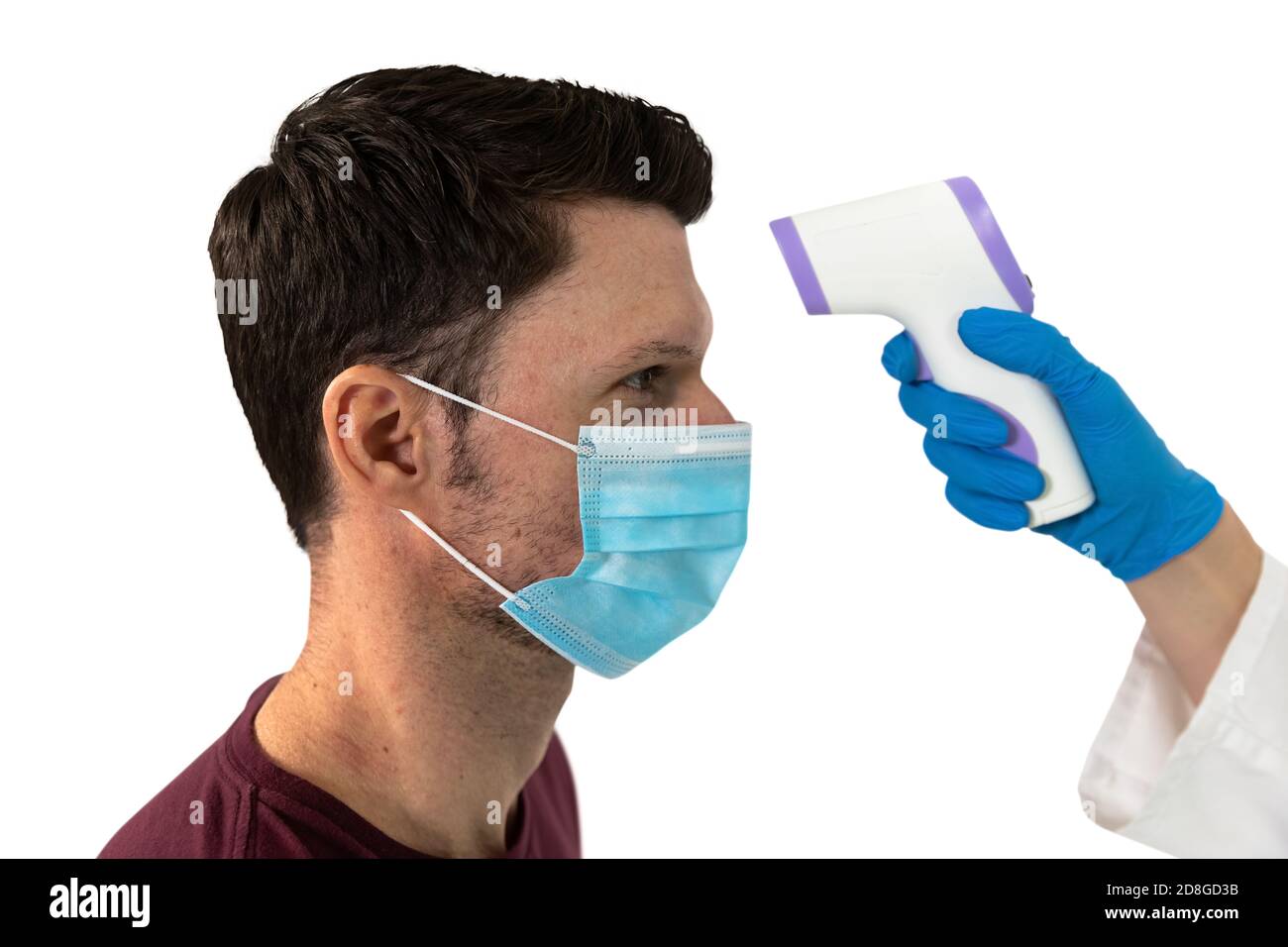 Mann trägt Gesichtsmaske bekommen seine Temperatur gegen weiß gemessen Hintergrund Stockfoto