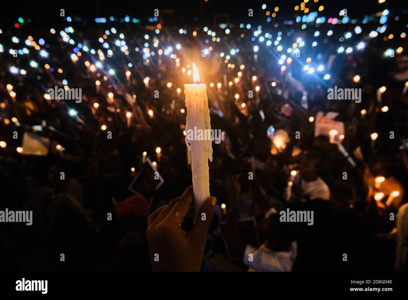Demonstranten halten Kerzenlicht für Opfer von Polizeibrutalität während der Proteste markiert #EndSARS an der Lekki-Mautstelle in Lagos Nigeria am 16. Oktober 2020 Stockfoto