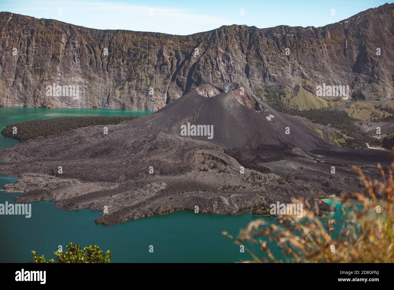 Tolle Aussicht auf den Berg Gunung Rinjani, Lombok Indonesien. Weicher Fokus durch lange Belichtung. Stockfoto