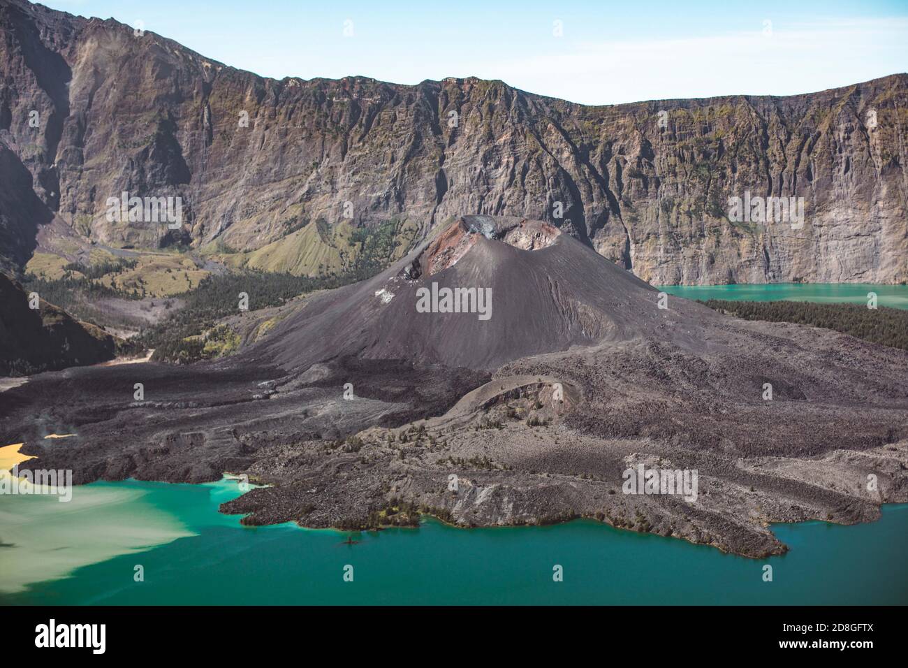 Tolle Aussicht auf den Berg Gunung Rinjani, Lombok Indonesien. Weicher Fokus durch lange Belichtung. Stockfoto