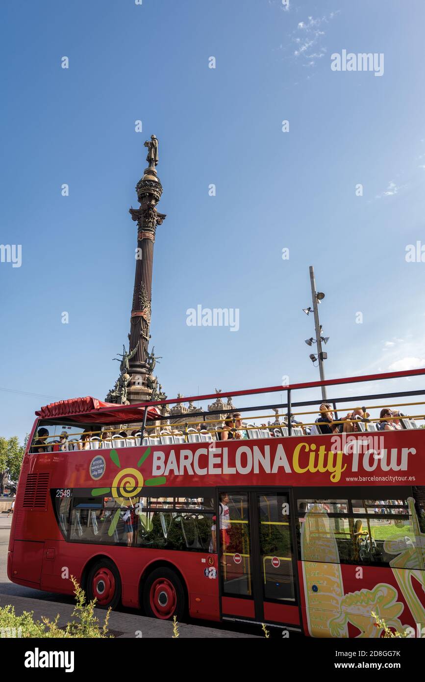 Roter Touristenbus vor dem Kolumbus-Denkmal, berühmter italienischer Navigator und Pionier in Barcelona, La Rambla, Katalonien, Spanien Stockfoto