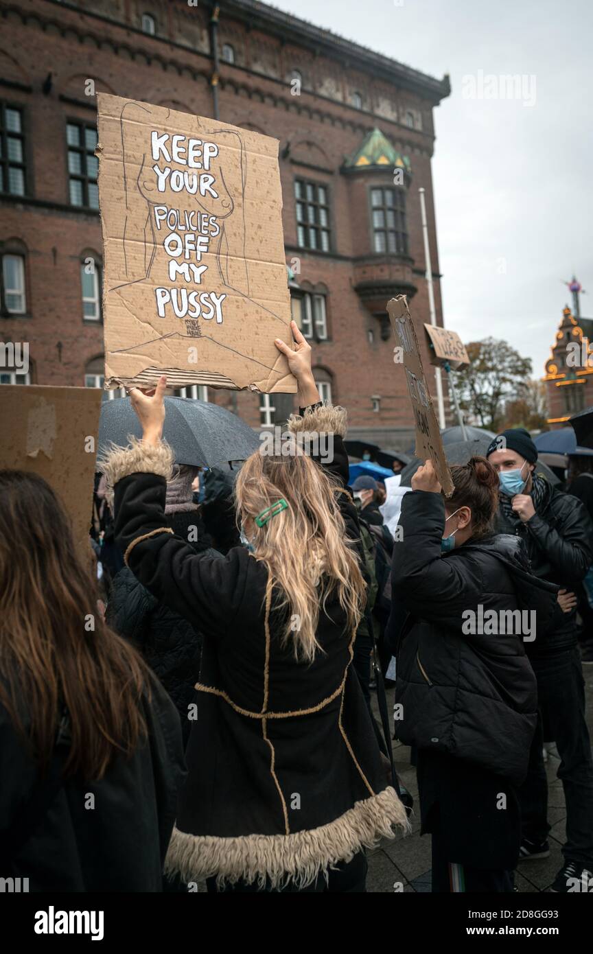 Kopenhagen, Dänemark. Oktober 2020. Polen in Dänemark und Unterstützer protestieren gegen das strenge Abtreibungsgesetz in Polen. Demonstranten halten Plakate mit Parolen hoch und tragen das rote Blitzbild, das zu einem Symbol der Proteste geworden ist. Stockfoto