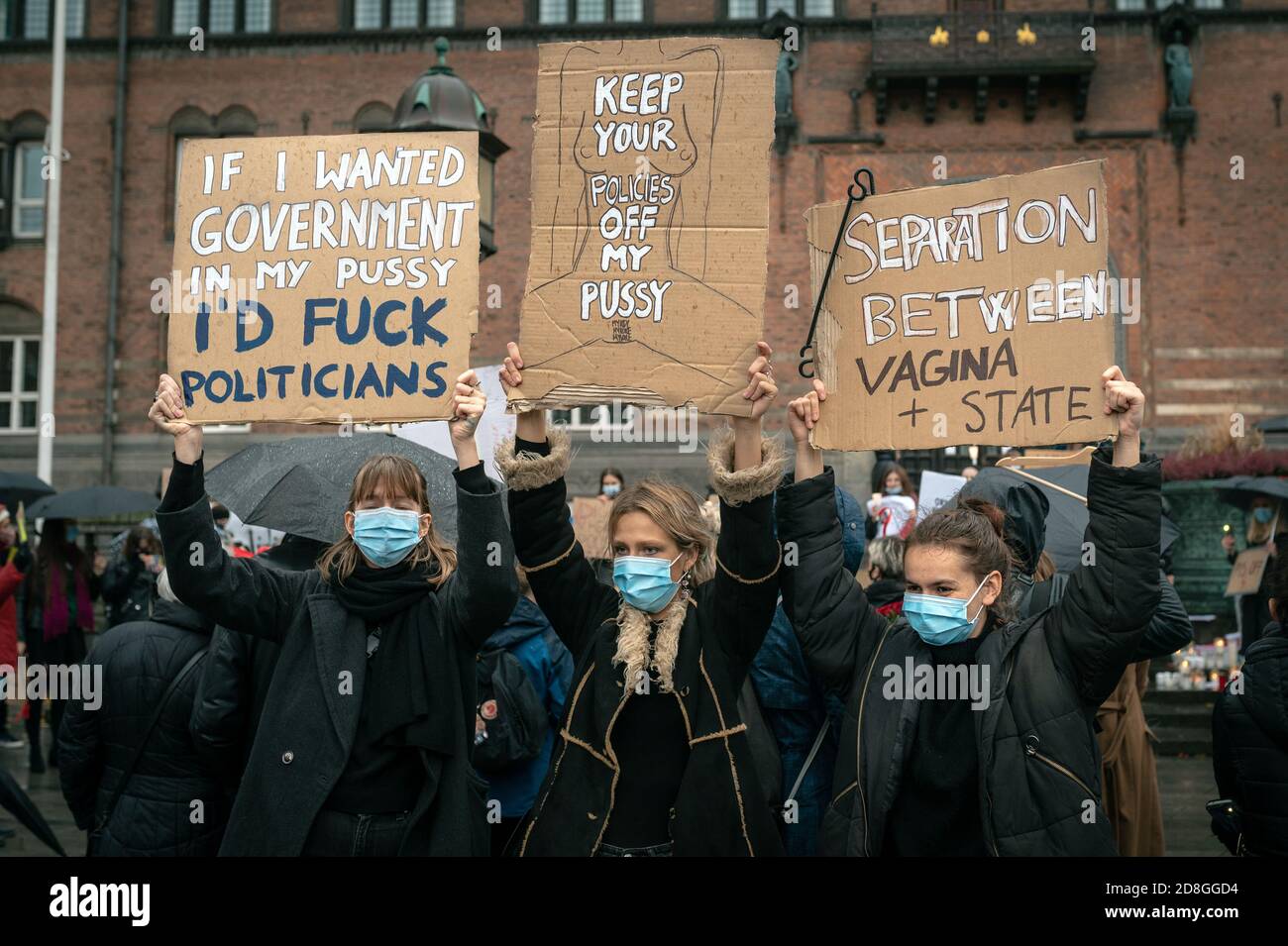 Kopenhagen, Dänemark. Oktober 2020. Polen in Dänemark und Unterstützer protestieren gegen das strenge Abtreibungsgesetz in Polen. Demonstranten halten Plakate mit Parolen hoch und tragen das rote Blitzbild, das zu einem Symbol der Proteste geworden ist. Stockfoto