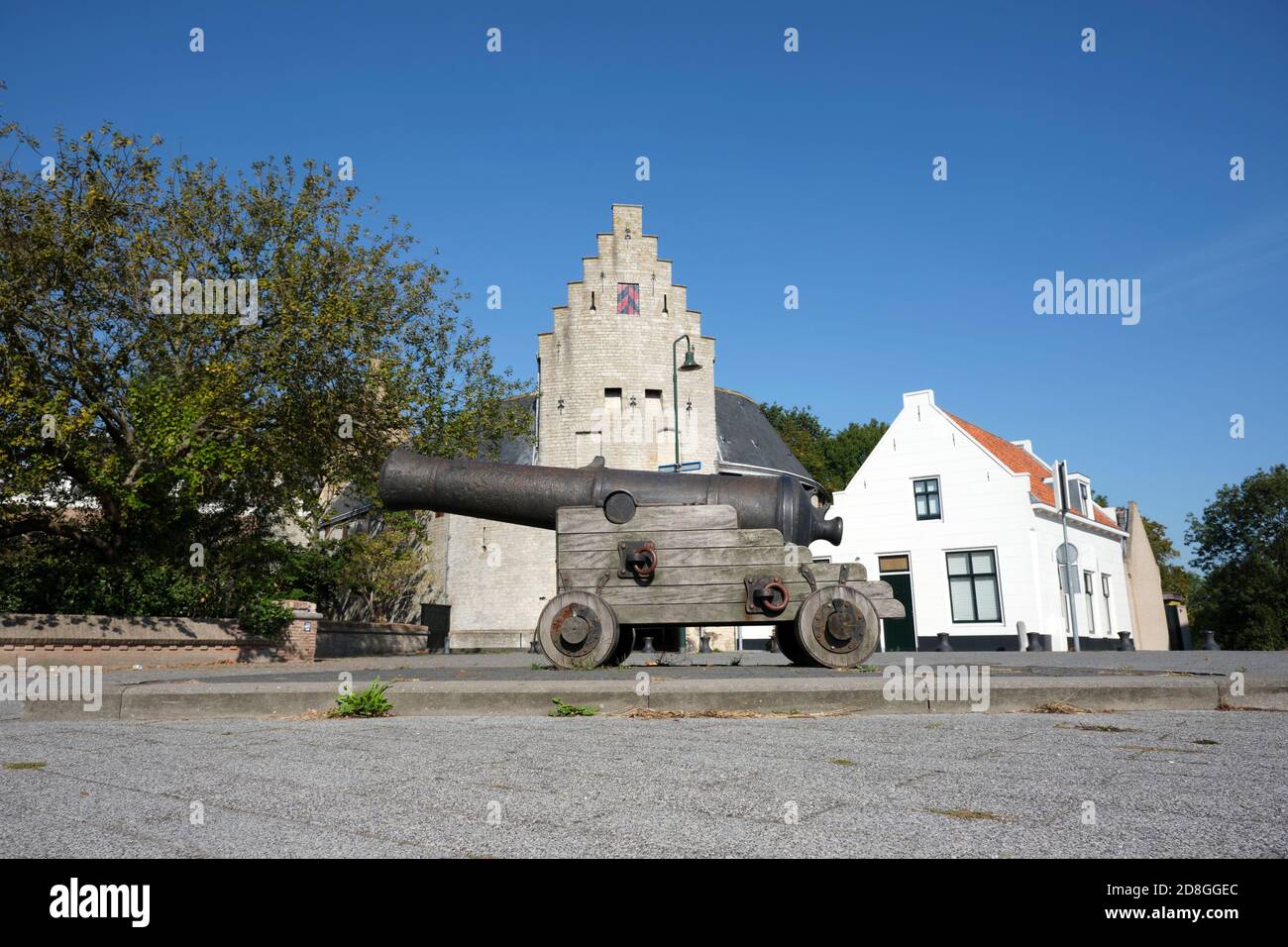 Historische Kanone im Hafen von Zierikzee in den Niederlanden. Stockfoto