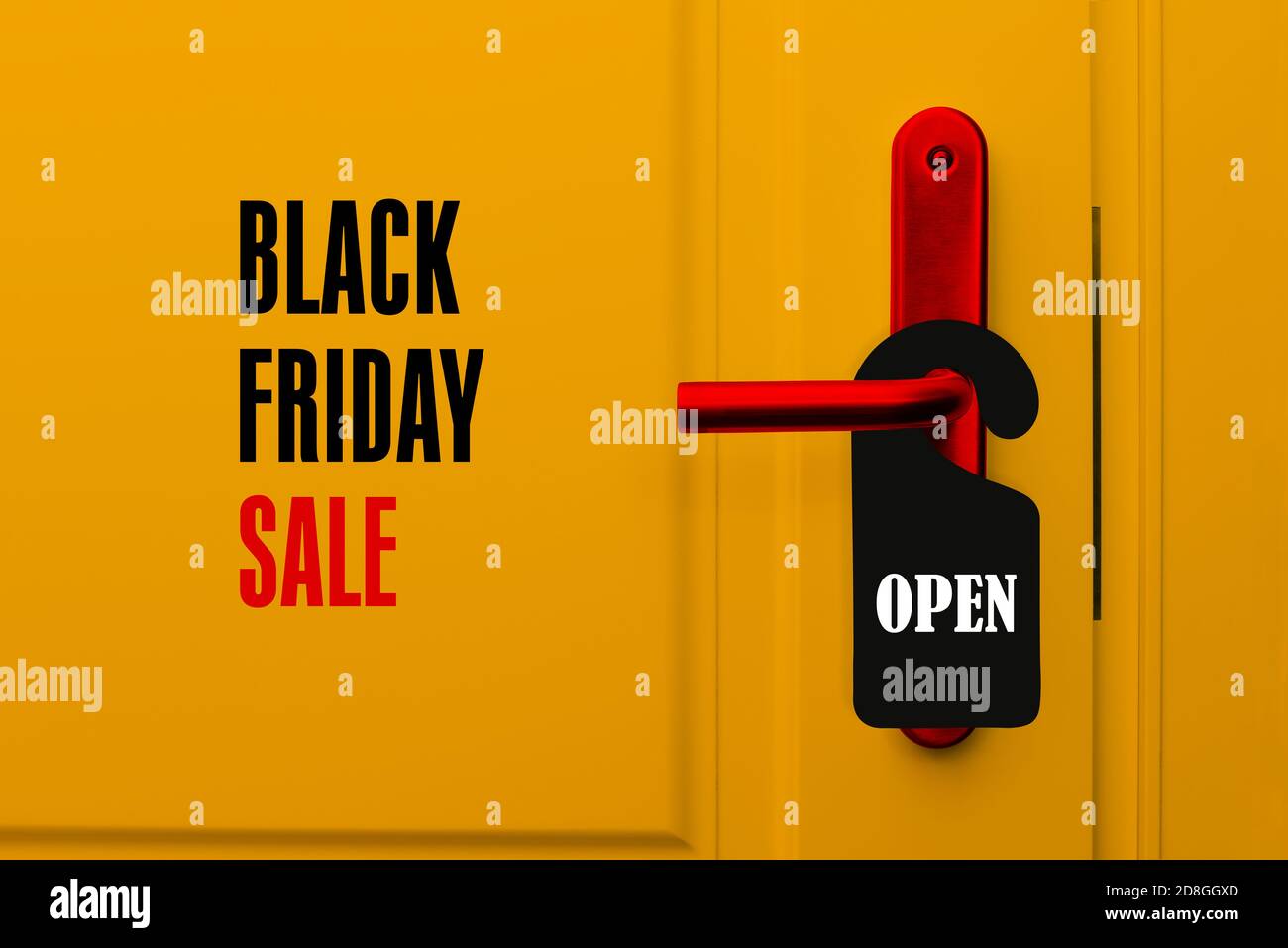 Die Tür mit dem Schild ist offen. Eine gelbe Geschäftstür mit rotem Griff und einem schwarzen Informationsschild. Black Friday Konzept Stockfoto