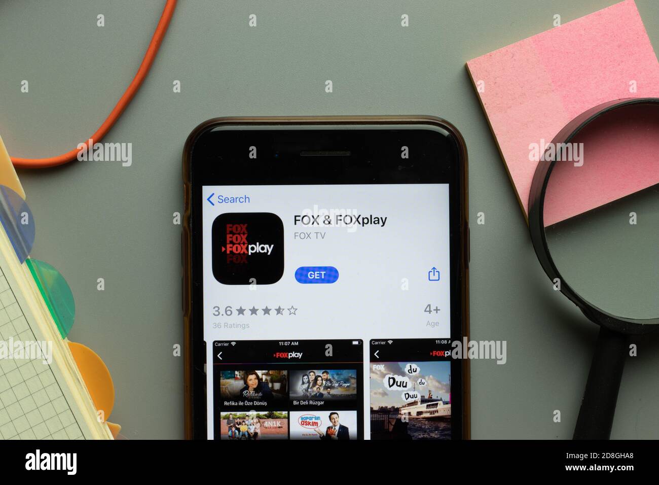 New York, USA - 26. Oktober 2020: FOX FOXplay Mobile App Logo auf dem Handy-Bildschirm Nahaufnahme, illustrative Editorial Stockfoto