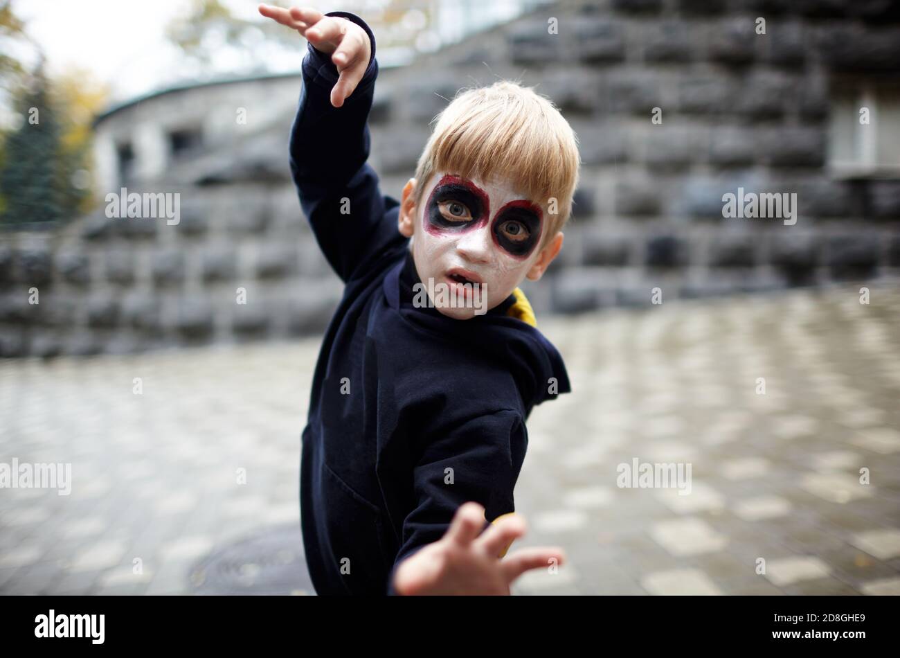 Portrait eines niedlichen lustigen Kätzens im Karnevalskostüm, das auf der Straße posiert. Frohe Halloween! Stockfoto