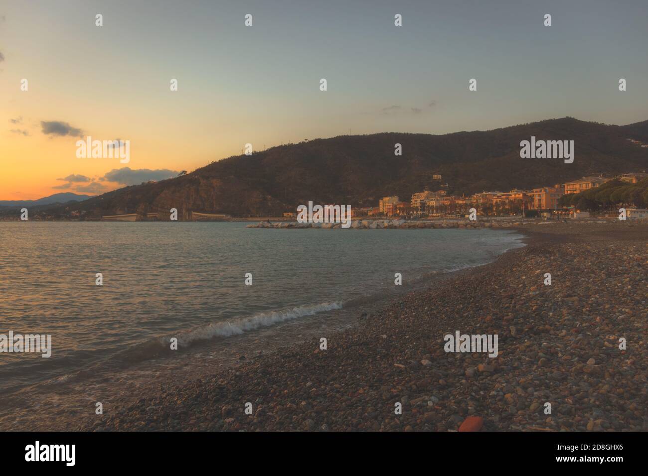 Sonnenuntergang über dem Meer in der Märchenbucht. Sestri Levante, Ligurien, Italien Stockfoto