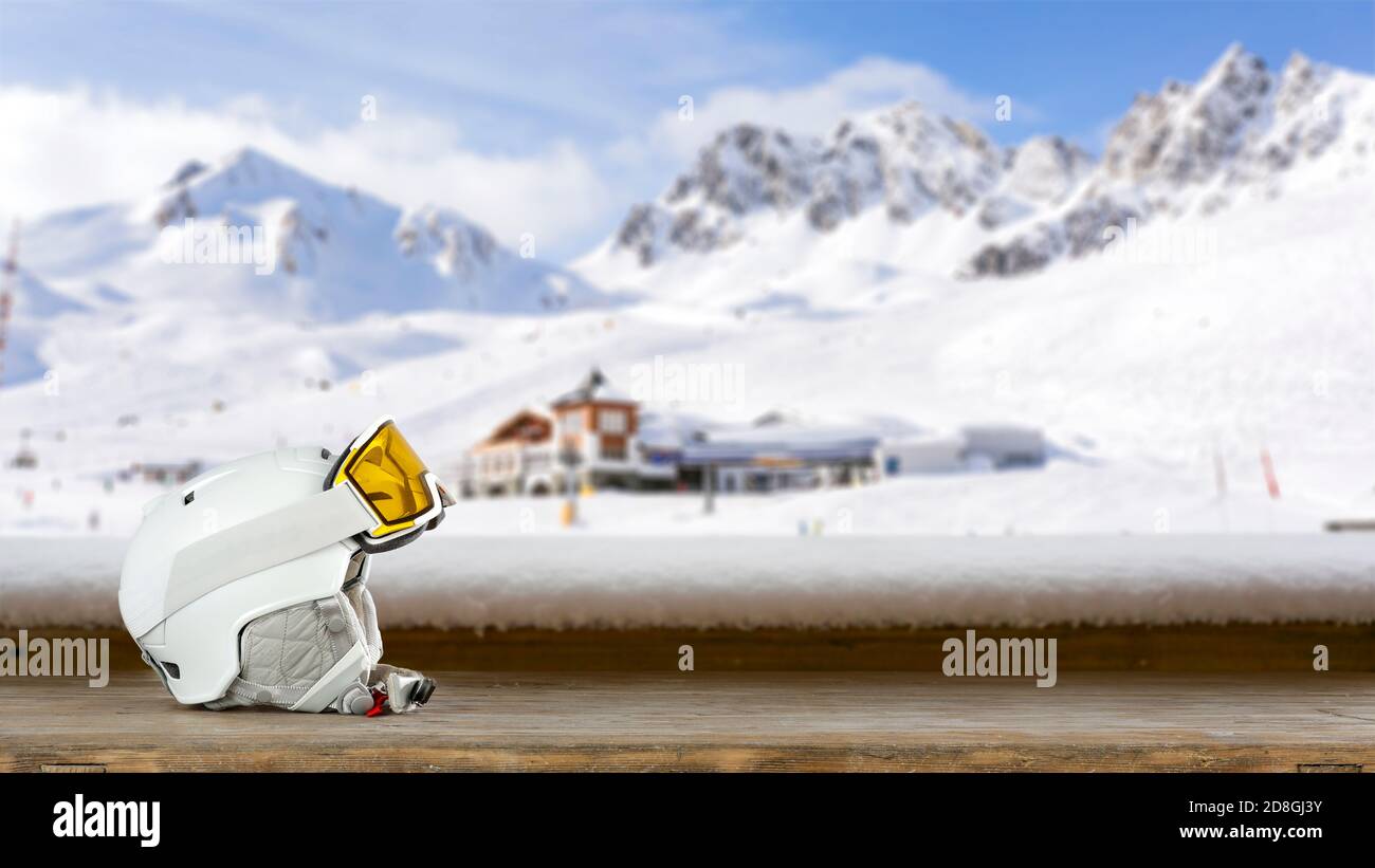 Holzbrett mit Frau weißen Skihelm und Skibrille und Freiraum für Ihre Dekoration. Stockfoto