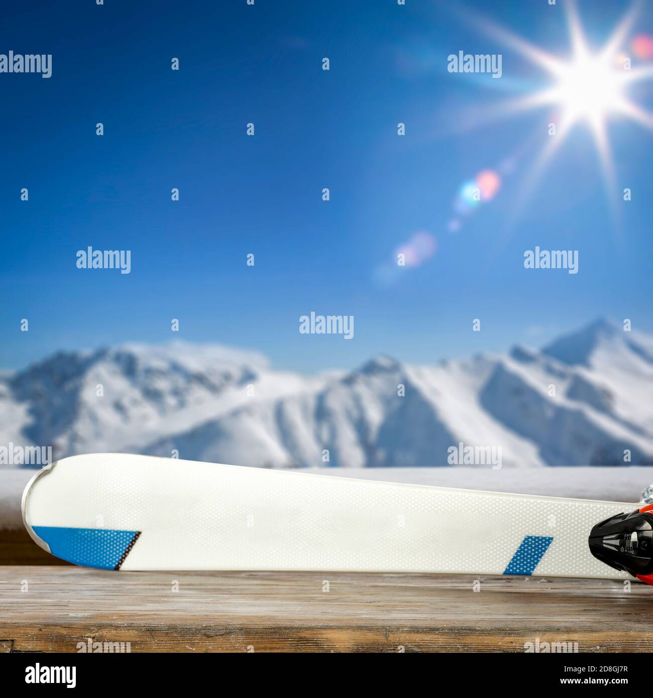 Holzbrett mit Damen weißen Skischuhen und Skihelm und Skibrille und Freiraum für Ihre Dekoration. Stockfoto