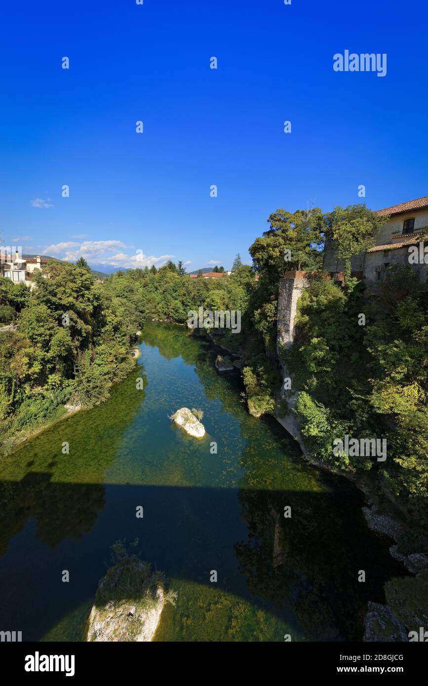 Blick auf den Fluss Natisone von der Brücke des Teufels (Ponte del Diavolo), in Cividale del Friuli, alte mittelalterliche Stadt in Friaul-Julisch Venetien, Italien. Stockfoto