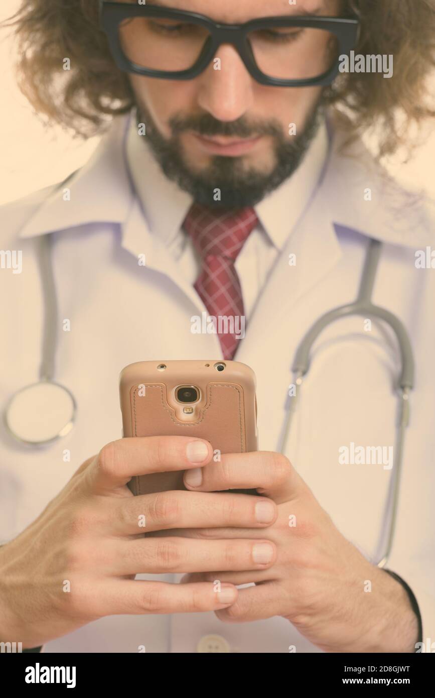 In der Nähe von schöner Mann Arzt über Handy mit Fokus auf Telefon Stockfoto