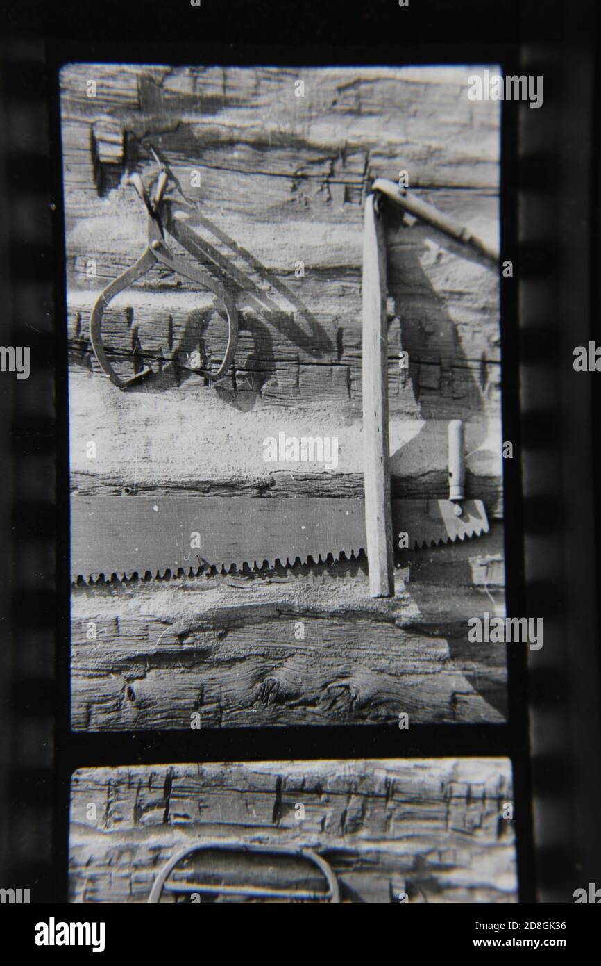 Feine 70er Jahre Vintage schwarz und weiß Fotografie Stillleben von Handwerkzeugen hängen an der Seite eines Landhauses. Stockfoto