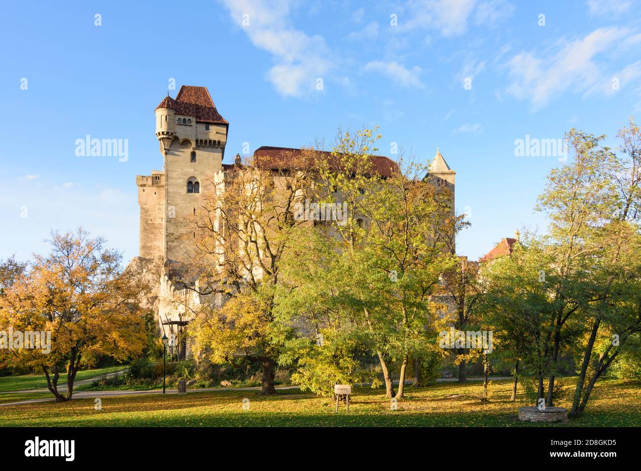 Maria Enzersdorf: Schloss Liechtenstein, Ursprungsort des Hauses Liechtenstein, Herbstblätter, Wienerwald, Wienerwald, Niederösterreich, Stockfoto