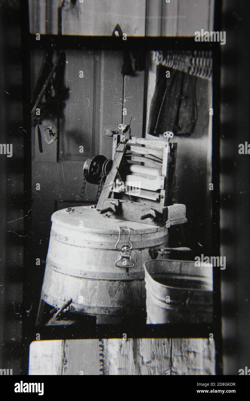 Feine 70er Jahre Vintage schwarz-weiß Fotografie Stillleben einer Waschmaschine im Fenster eines Landhauses stehen. Stockfoto