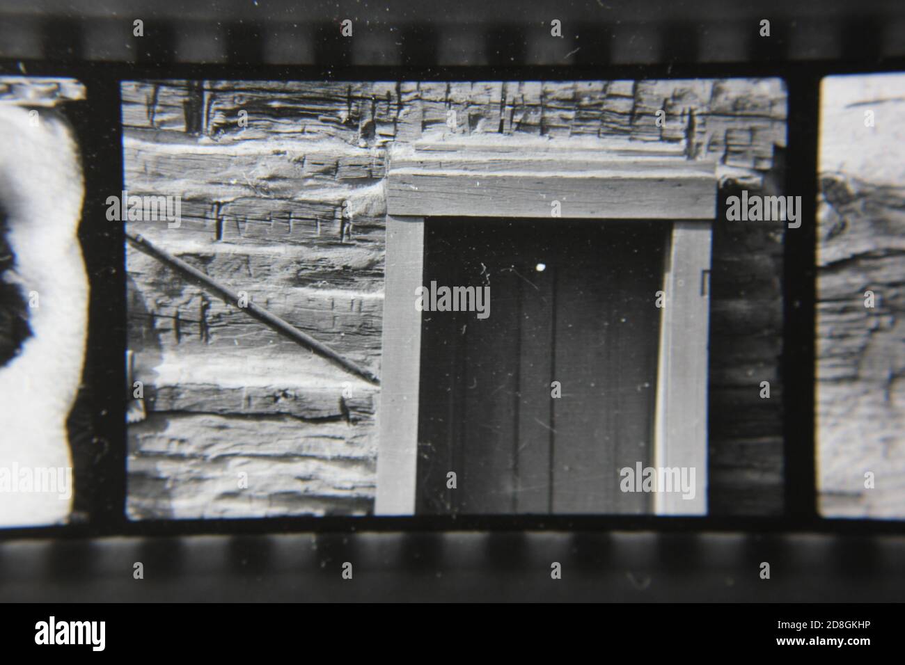 Feine 70er Jahre Vintage schwarz-weiß-Fotografie Stillleben einer Fonttür eines Landhauses. Stockfoto