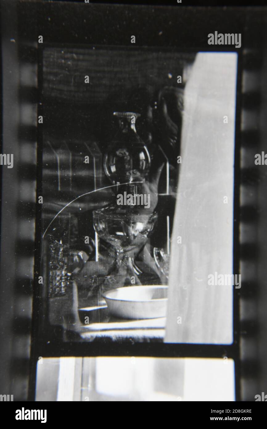 Feine 70er Jahre Vintage schwarz-weiß Fotografie Stillleben einer Waschschüssel im Fenster eines Landhauses stehen. Stockfoto