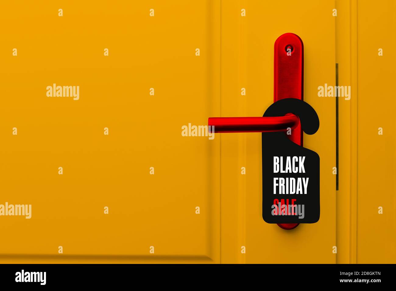 Black Friday Konzept. Die Tür mit dem Schild ist offen. Eine gelbe Geschäftstür mit rotem Griff und einem schwarzen Informationsschild Stockfoto