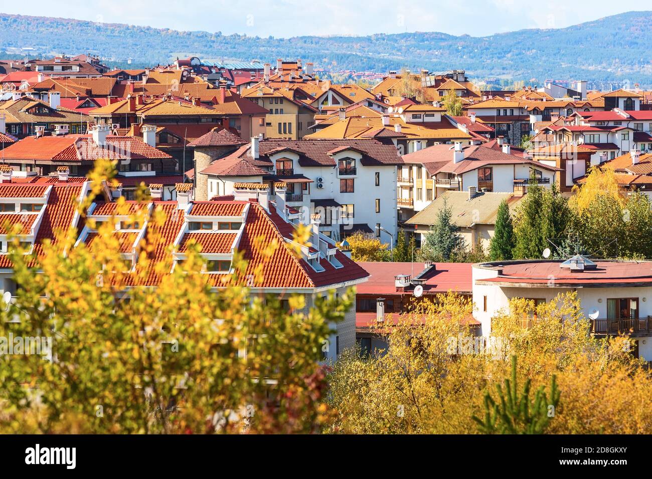 Bansko, Bulgarien Stadtpanorama mit Häusern und bunten Herbstbäumen Stockfoto