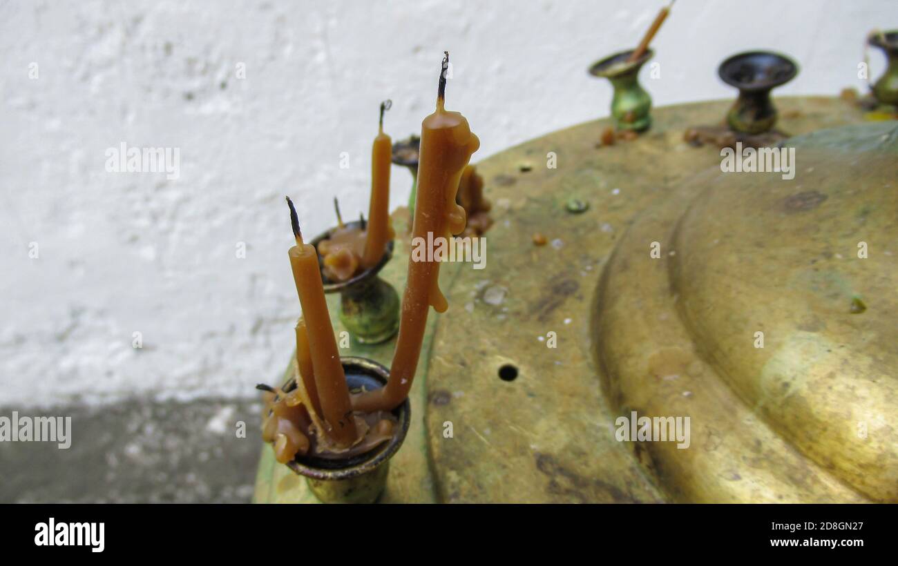 Nahaufnahme einer gebrauchten Kerzen, Kerzenständer auf der Kirche Kerzenständer. Stockfoto