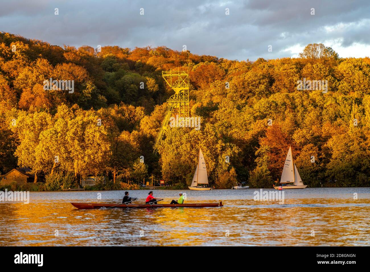 Baldeney-See, ein Stausee des Ruhrgebiets, in Essen, Herbst, Segelboote, Windturm der ehemaligen Carl Funke-Kolonie, im Heisingen-Kreis, E Stockfoto