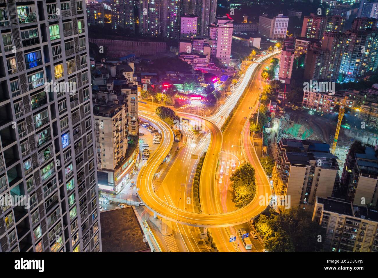 Eine Luftaufnahme von Fahrzeugen, die sich auf einer Überführung bewegen, die wie eine riesige Gitarre aussieht, in Chongqing, China, 20. September 2020. Stockfoto