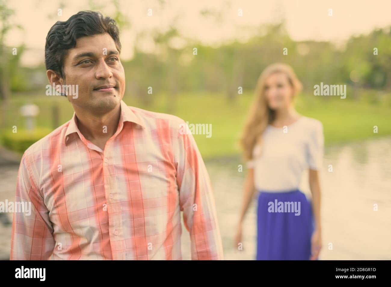 Inder denken mit schönen Frau stehen auf Stein Pfad in der Mitte des Sees in einer ruhigen, grünen Park Stockfoto
