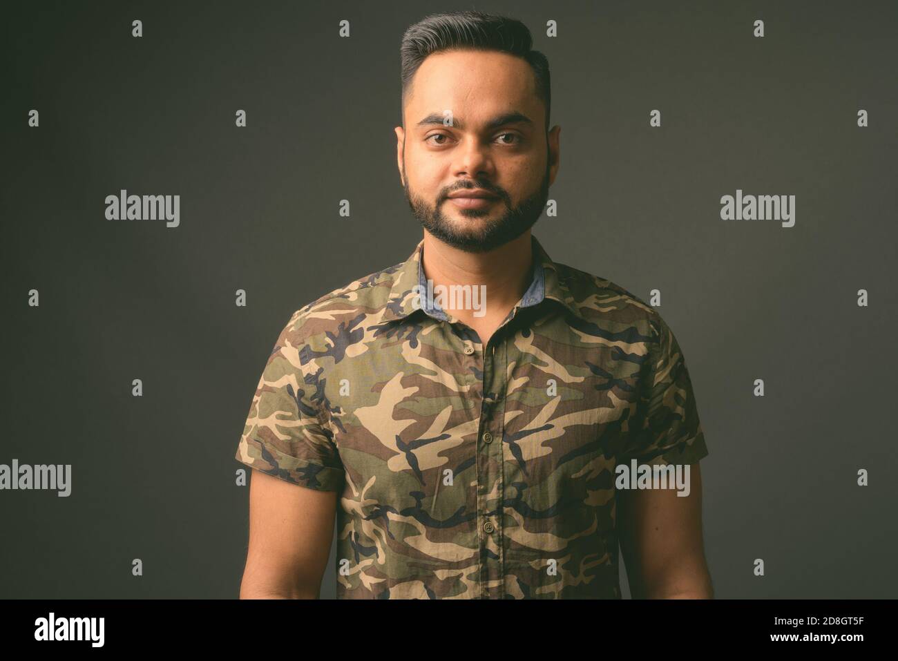 Junge Bartgeier Inder gegen grauer Hintergrund Stockfoto