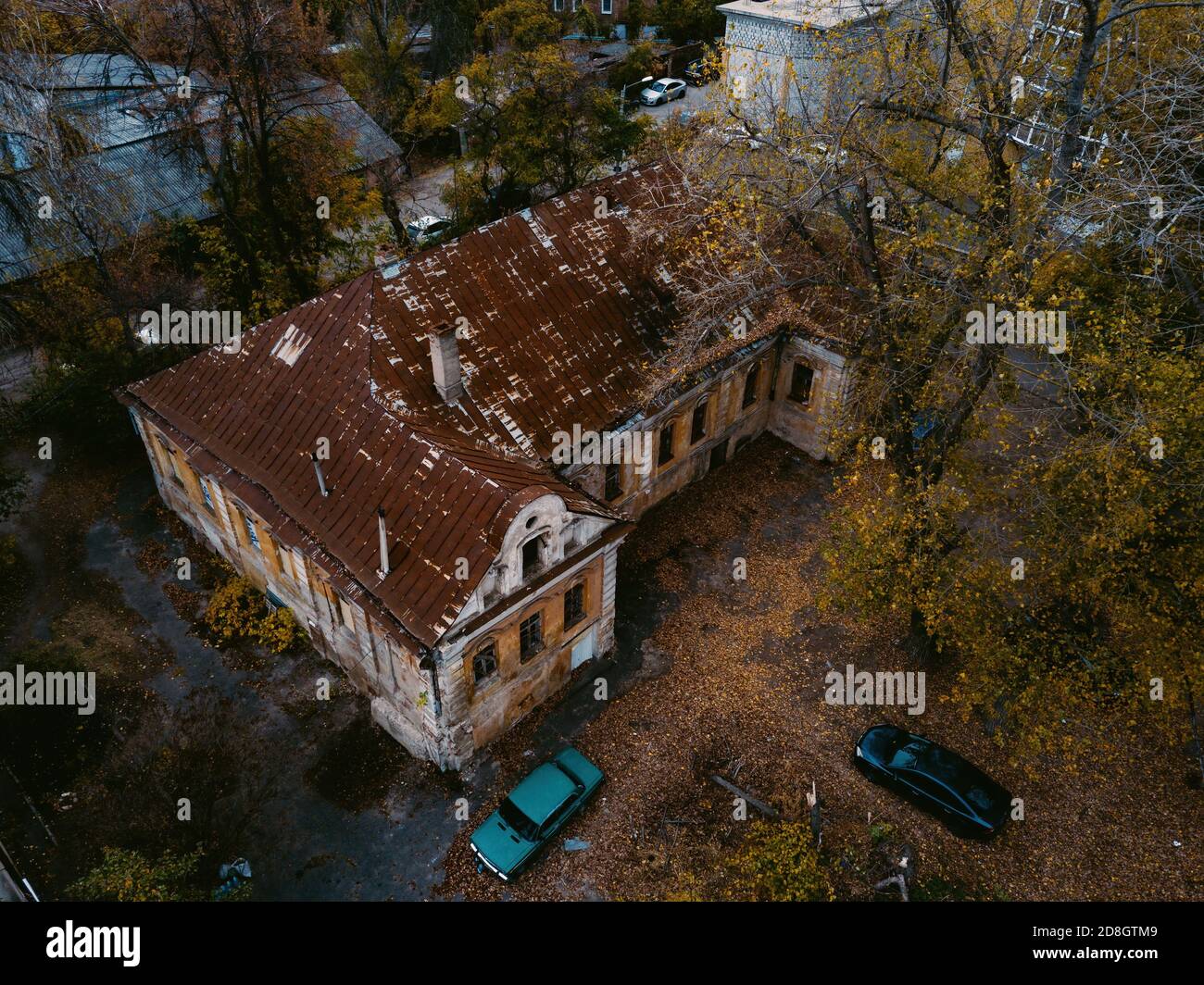 Alte verlassene Spukvilla, Luftbild. Ehemalige Mercant gartenIm Haus, Woronesch Stockfoto