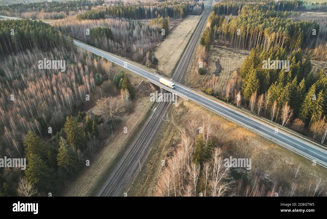 LKW mit Last auf Brücke über Drohne Ansicht Stockfoto