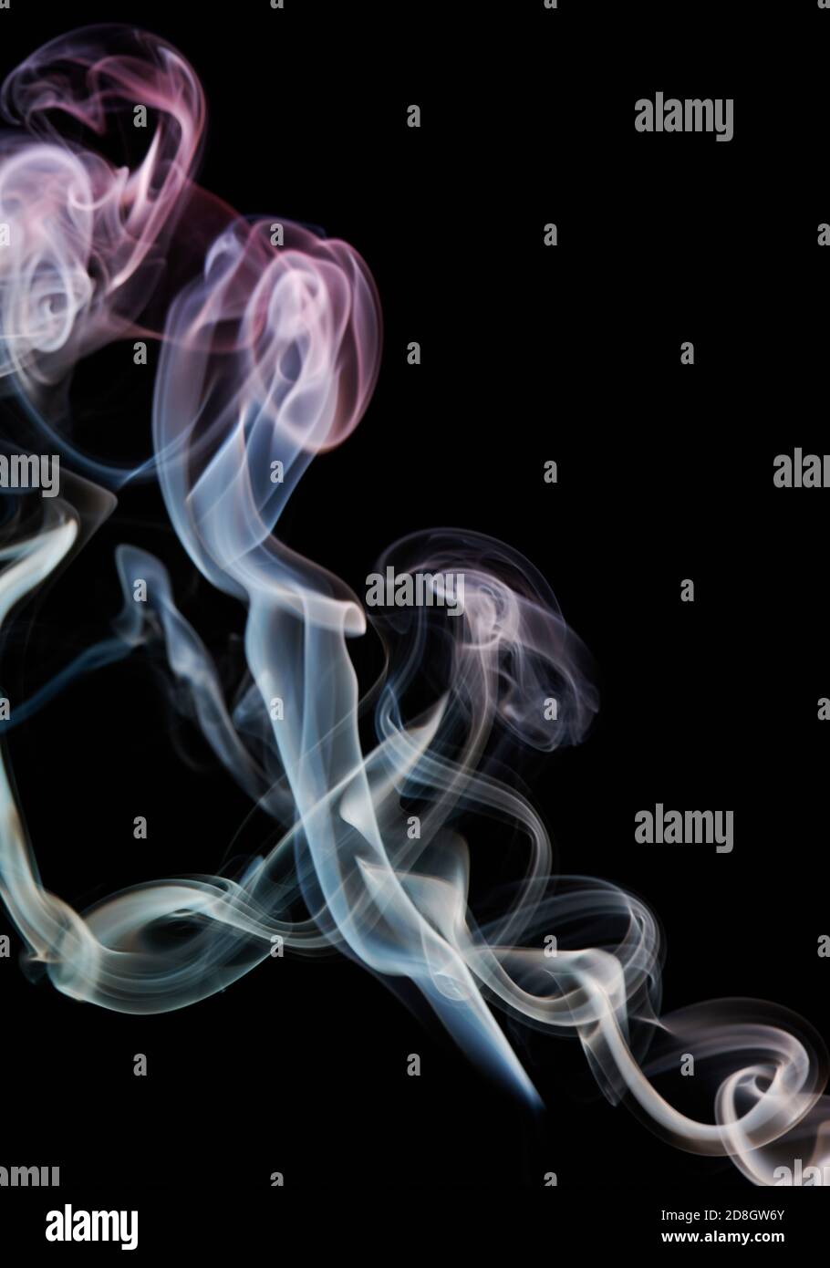 Lockiger Seide Rauch wirbelt auf schwarzem Hintergrund. Magische Tapete Hintergrund Stockfoto