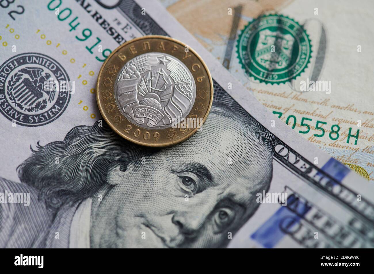 Kleine weißrusslandmetallmünze auf us-Dollar-Schein aus nächster Nähe Anzeigen Stockfoto