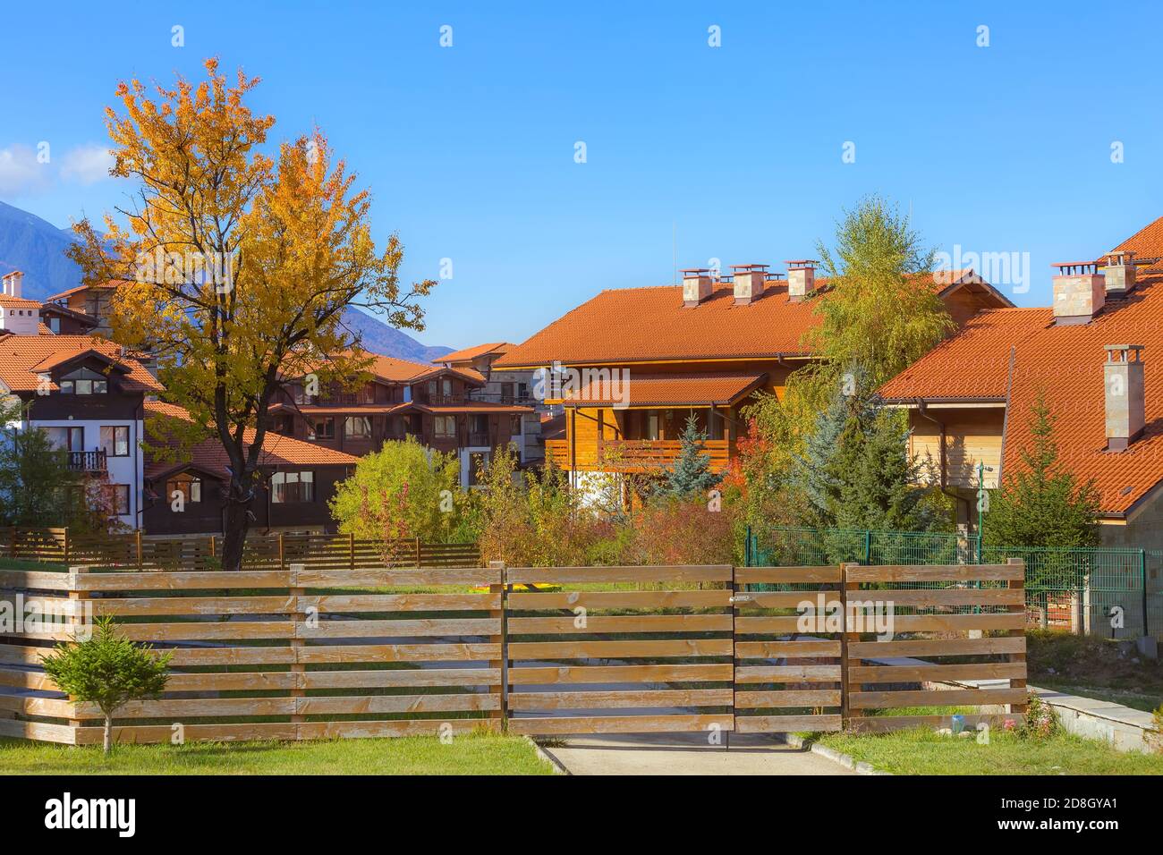 Bansko, Bulgarien Stadtansicht mit Häusern und bunten gelben Herbstbäumen Stockfoto