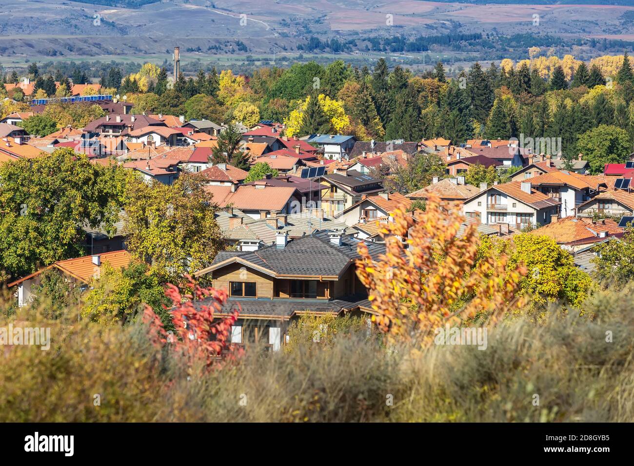 Bansko, Bulgarien Altstadt Luftpanorama mit Häusern und bunten Herbstbäumen Stockfoto