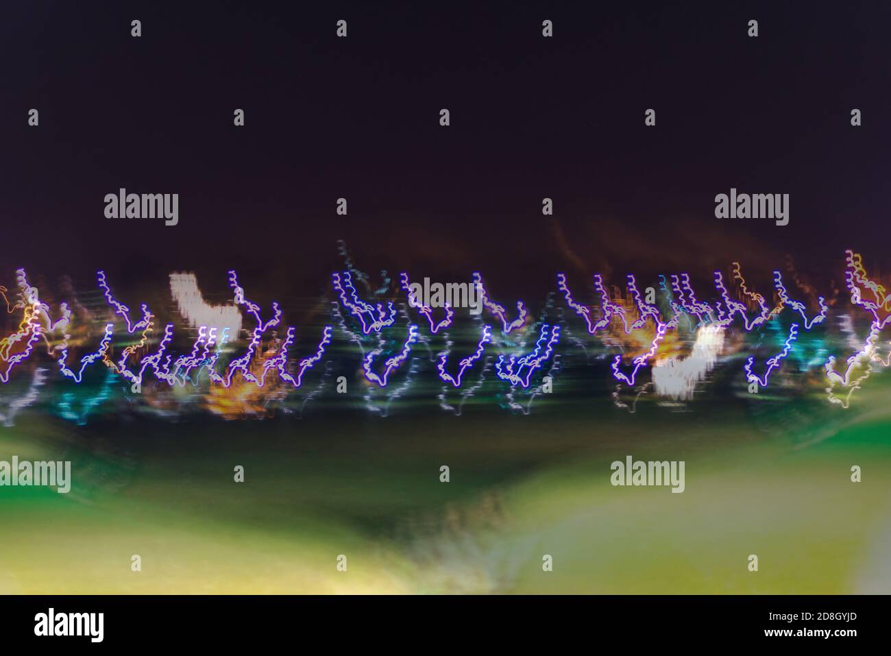Bokeh Effekt abstrakte Linie defokussierte Lampe Stadt rot gelb grün blau schwarz Hintergrund draußen bei Nacht. Stockfoto