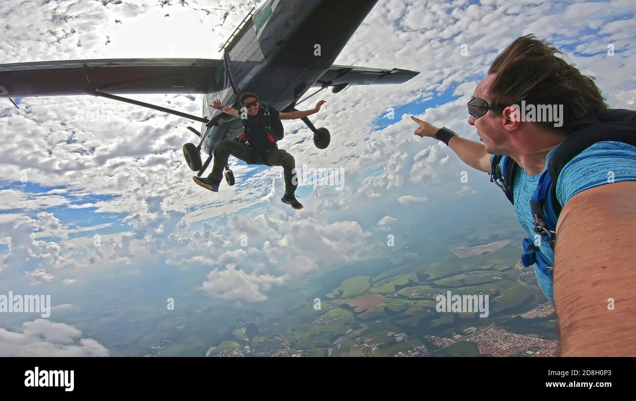 Fallschirmspringer macht ein Selfie in einem wunderbaren Himmel Stockfoto