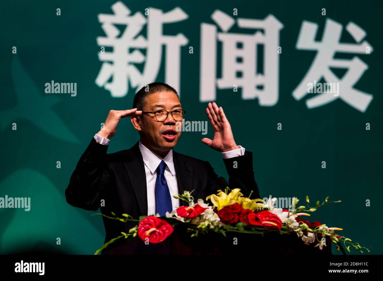 --FILE--Zhong Shanshan, Vorsitzender von Nongfu Spring Co., Ltd., hält eine Rede auf einer Pressekonferenz in Peking, China, 6. Mai 2013. Aktien von Chinesen Stockfoto