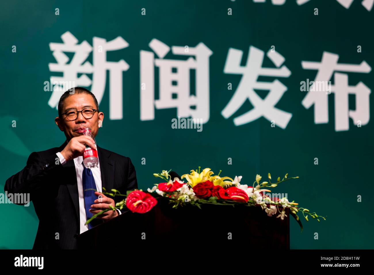 --FILE--Zhong Shanshan, Vorsitzender von Nongfu Spring Co., Ltd., hält eine Rede auf einer Pressekonferenz in Peking, China, 6. Mai 2013. Aktien von Chinesen Stockfoto