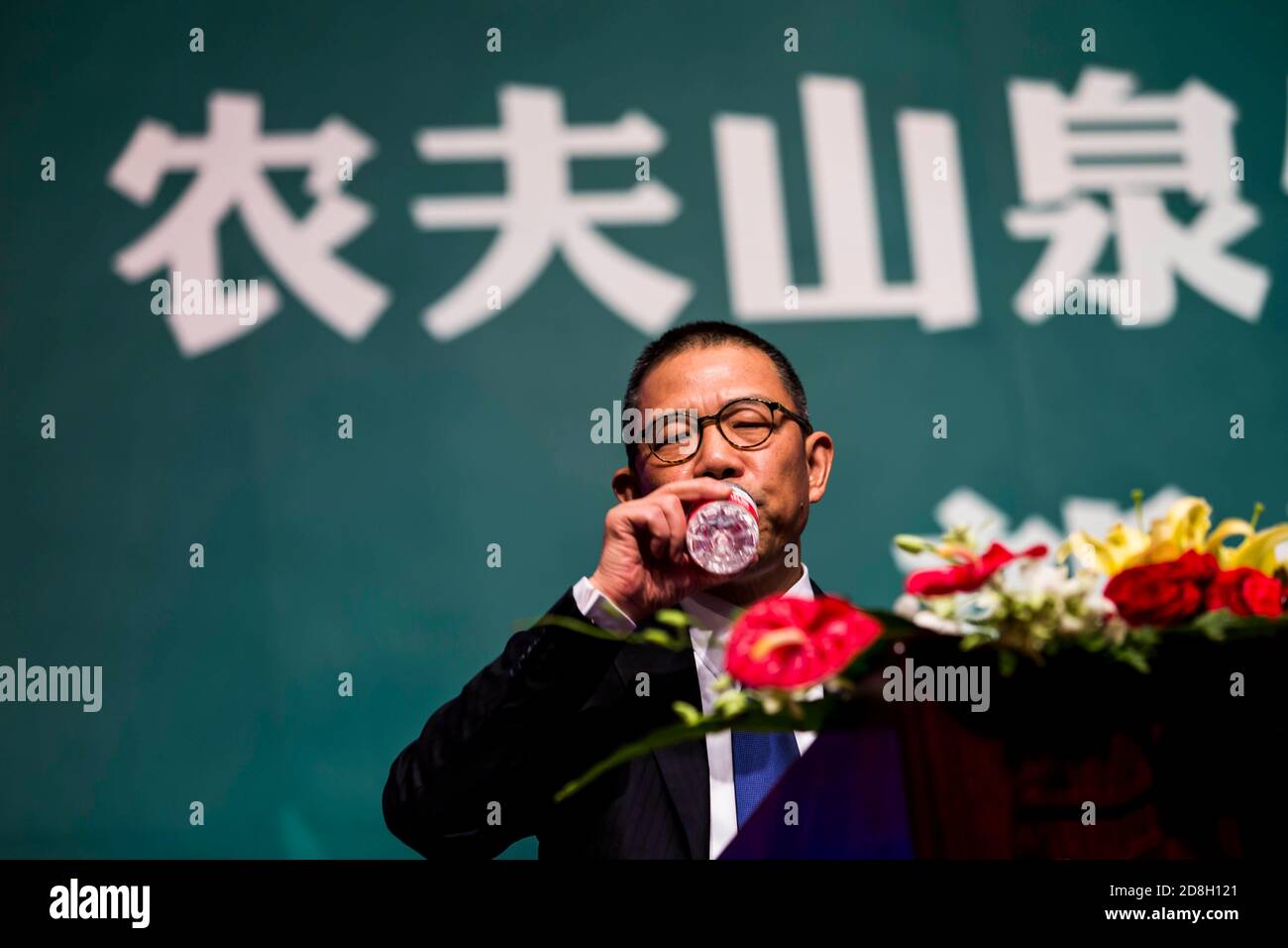 --FILE--Zhong Shanshan, Vorsitzender von Nongfu Spring Co., Ltd., hält eine Rede auf einer Pressekonferenz in Peking, China, 6. Mai 2013. Aktien von Chinesen Stockfoto