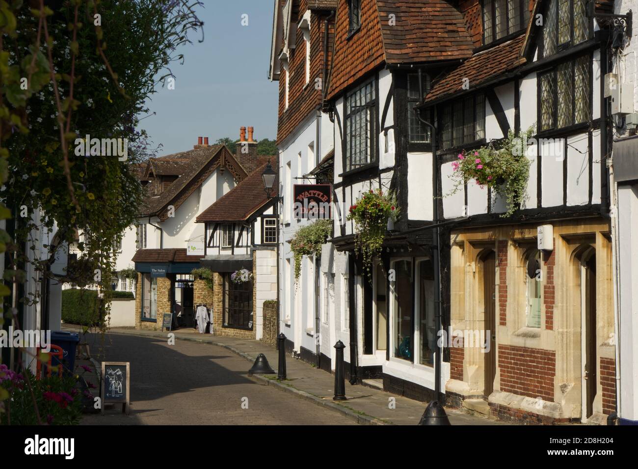 Gemischte Architektur von alten Gebäuden in der Einkaufsstraße, Godalming, Surrey, England Stockfoto