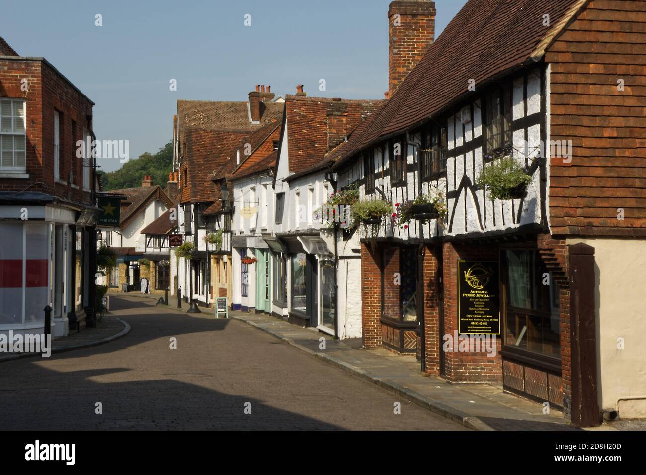 Gemischte Architektur von alten Gebäuden in der Einkaufsstraße. Godalming, Surrey, England Stockfoto