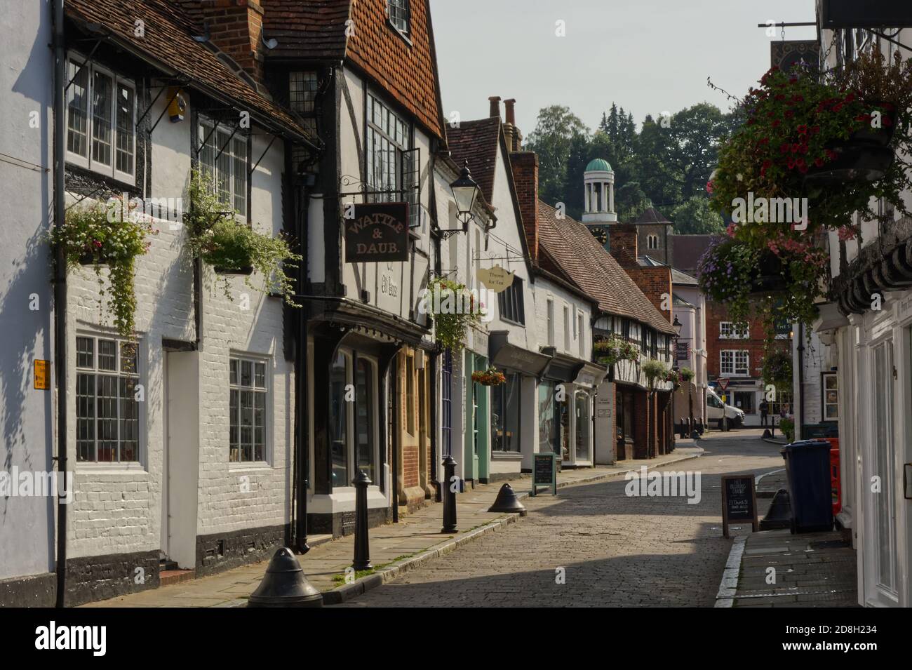 Gemischte Architektur von alten Gebäuden in der Einkaufsstraße, Godalming, Surrey, England Stockfoto