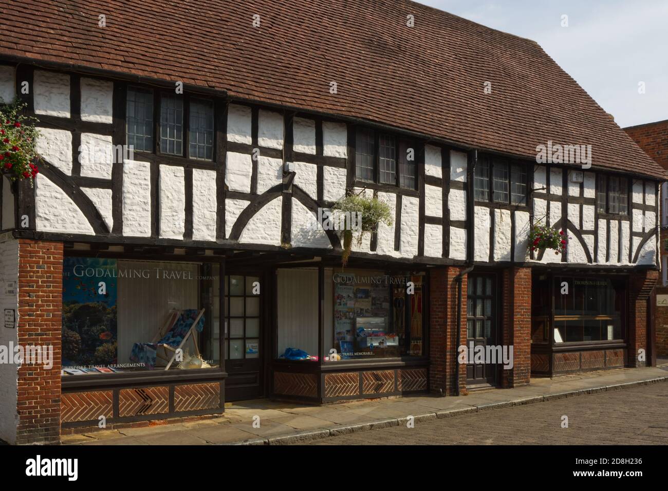 Gemischte Architektur von alten Gebäuden in der Einkaufsstraße, Godalming, Surrey, England Stockfoto