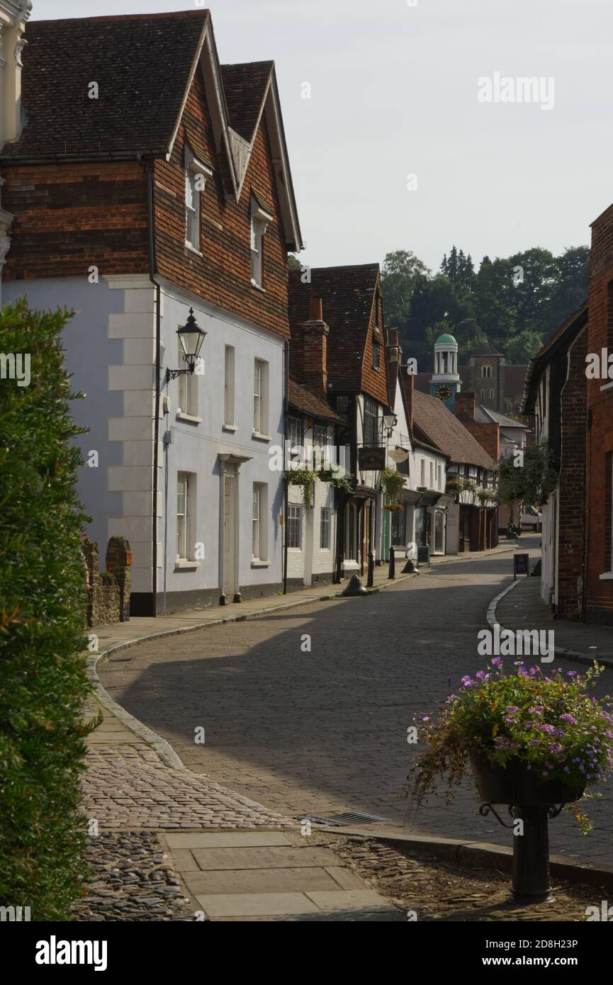 Gemischte Architektur von alten Gebäuden in der Einkaufsstraße, Godalming, Surrey, England. Keine Personen Stockfoto