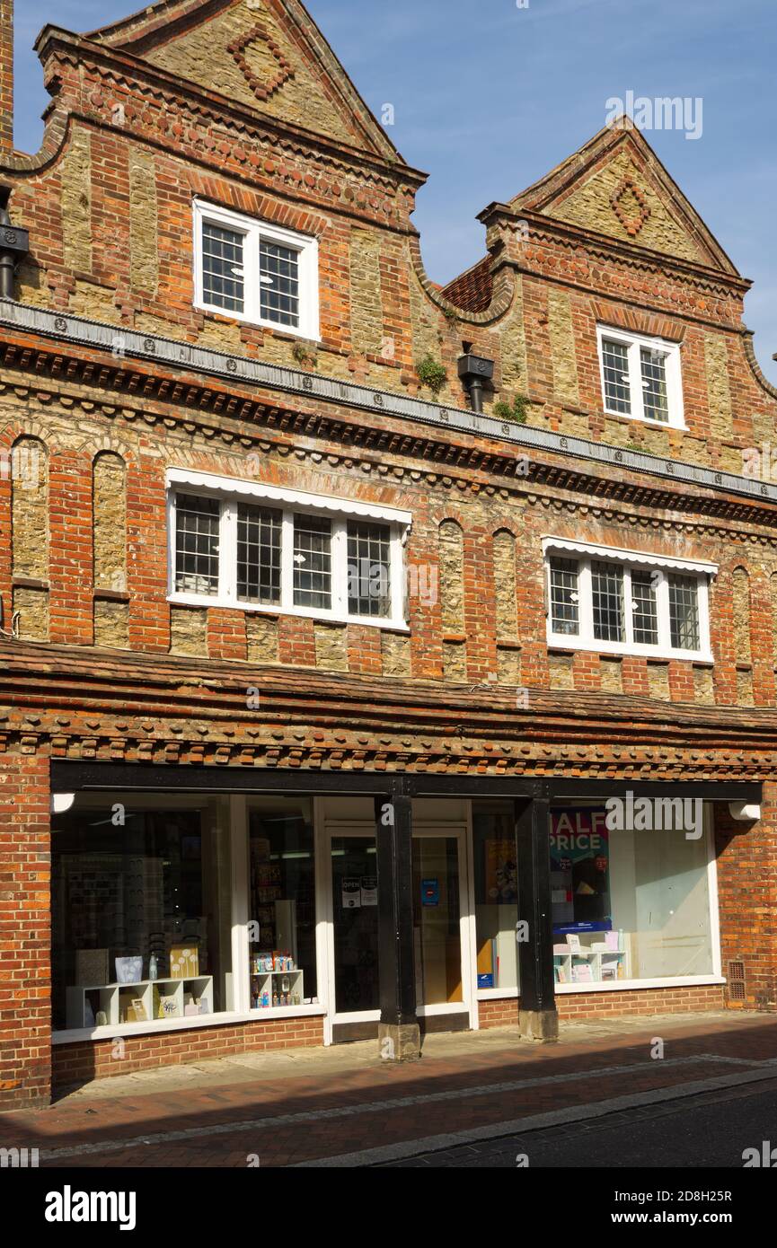 Gemischte Architektur von alten Gebäuden in der Einkaufsstraße, Godalming, Surrey, England Stockfoto
