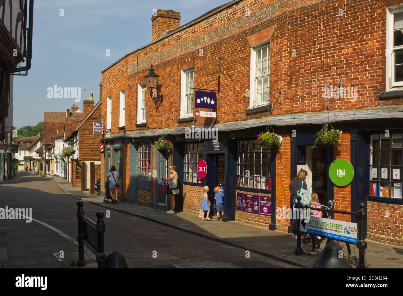 Gemischte Architektur von alten Gebäuden in der Einkaufsstraße, Godalming, Surrey, England Stockfoto
