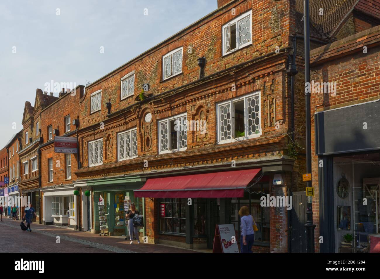 Gemischte Architektur von alten Gebäuden in der Einkaufsstraße, Godalming, Surrey, England Stockfoto